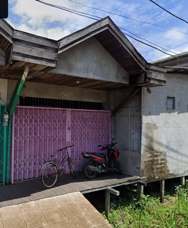 Rumah Kecil di Gg Flamboyan Pintu Pink